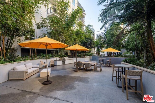 Building Photo - 1120 W 6th St