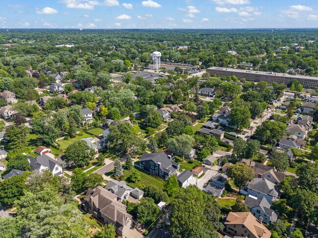 Building Photo - 715 N Brainard St