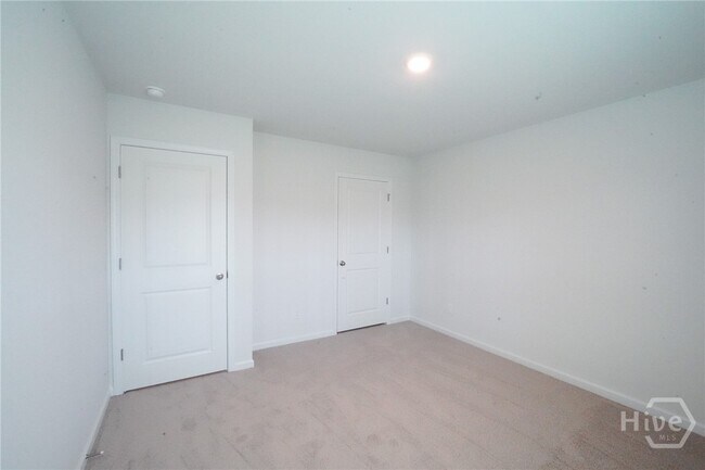 Building Photo - 102 Windrush Pnes