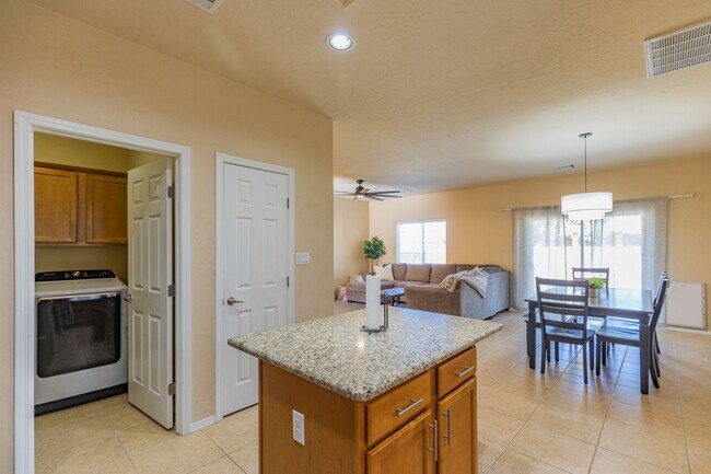 Building Photo - 3 Bed 2 Bath Fully Furnished Home - Pet Fr...