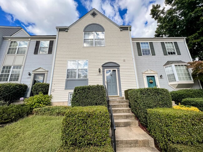 Primary Photo - Gorgeous 2 Bed 2.5 Bath Townhouse With Pri...