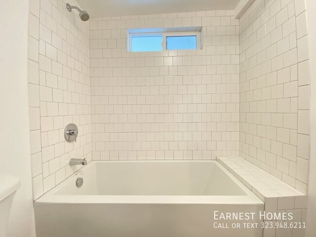 Building Photo - 2736 Hollyridge Dr