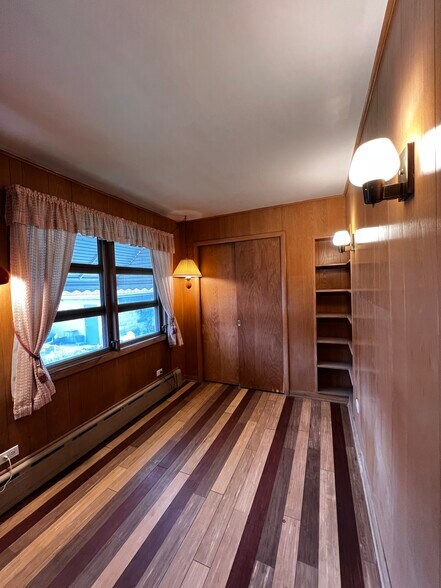 Back room/ office space - 4937 W Schubert Ave