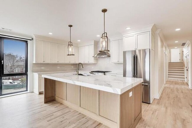 Building Photo - 3 bedroom in Chicago IL 60625