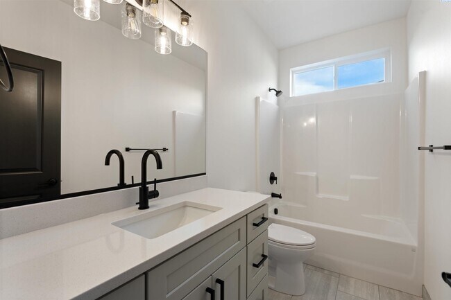 Building Photo - Generational suite w/separate entrance!