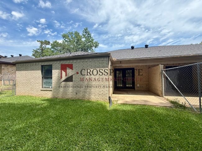 Building Photo - 3 Bedroom, 2 Bathroom Duplex!