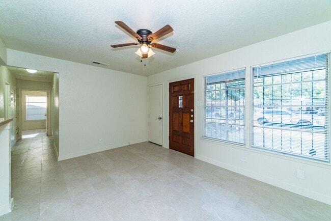 Building Photo - Charming 3-Bedroom