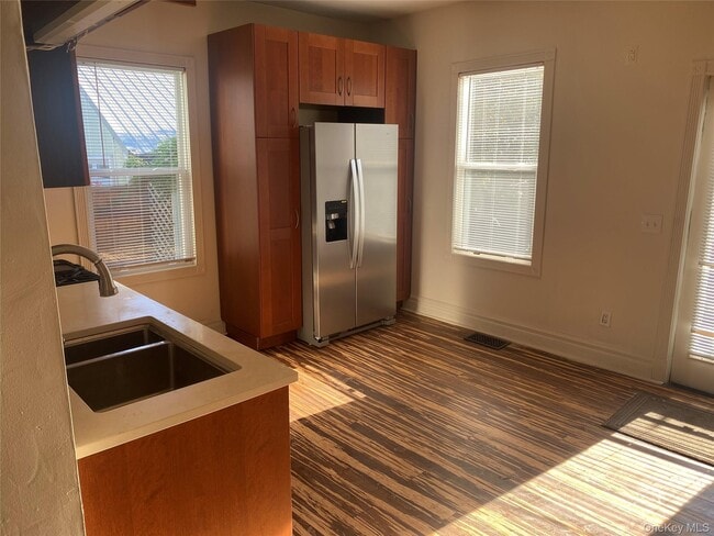 Building Photo - 8 Willow St