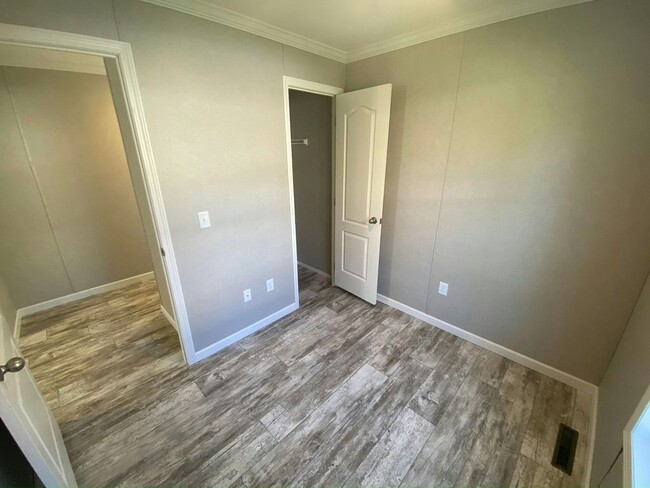Building Photo - 129 Zimmer Dr W