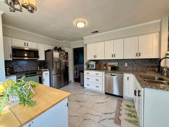 Building Photo - Beutifully updated 4 bed 2.5 bath home with large yard!