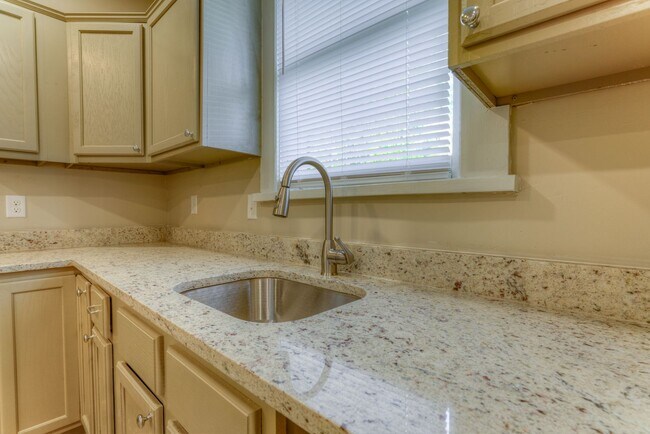 Building Photo - Beautifully renovated, open concept 3/2!