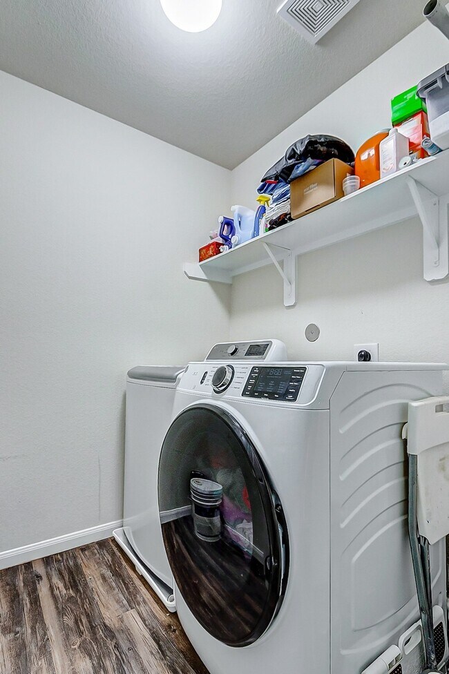 Building Photo - 24059 Hay Needle Ln