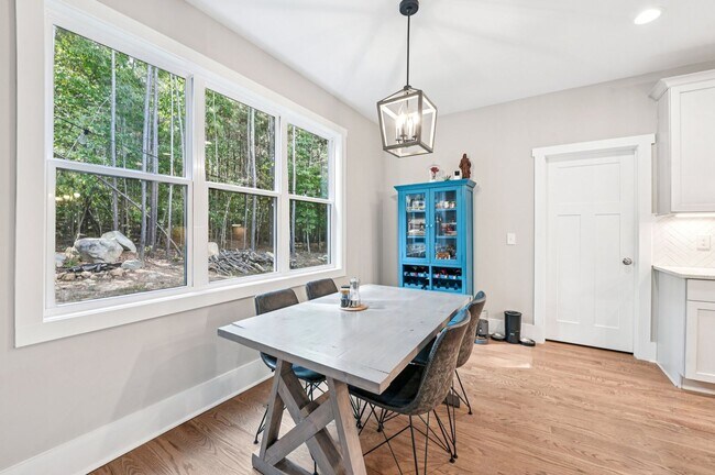 Building Photo - Luxury 5 Bed, 3.5 Bath Home on Large Lot !...