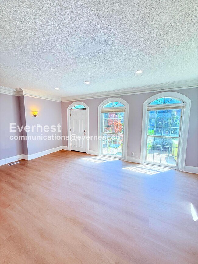 Building Photo - 2302 Hazelwood St