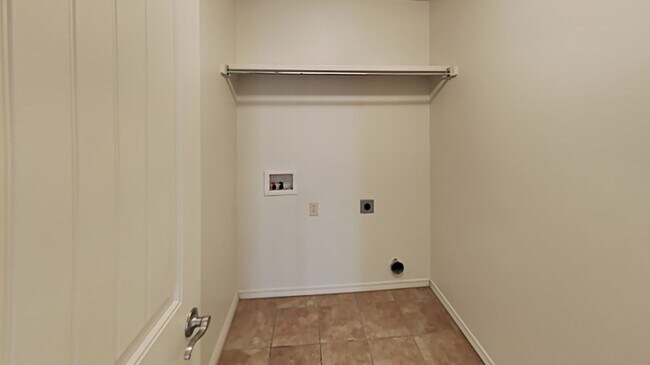 Building Photo - Very Nice 3 Bedroom 2 Bath Home in Yukon S...