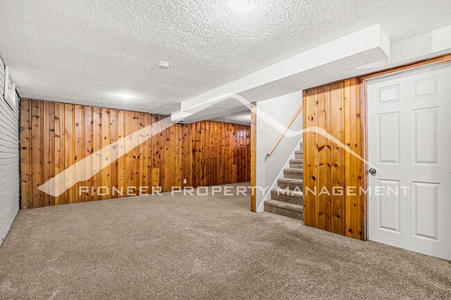 Building Photo - Spacious Home with Washer/Dryer and Fenced Yard