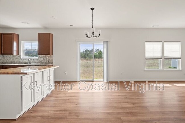 Building Photo - 305 Tarn Ct