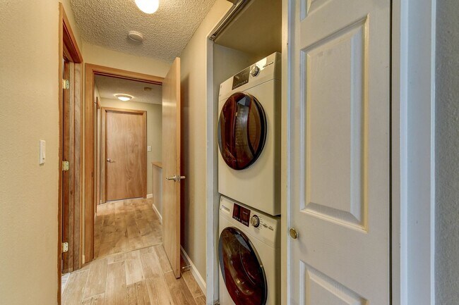 Building Photo - ”Water/Sewer/Trash and parking included in rent!