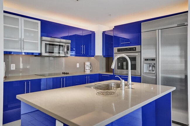 Building Photo - 3101 Bayshore Dr