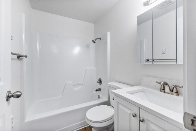 Building Photo - Beautifully Renovated 3-Bedroom Home in Qu...