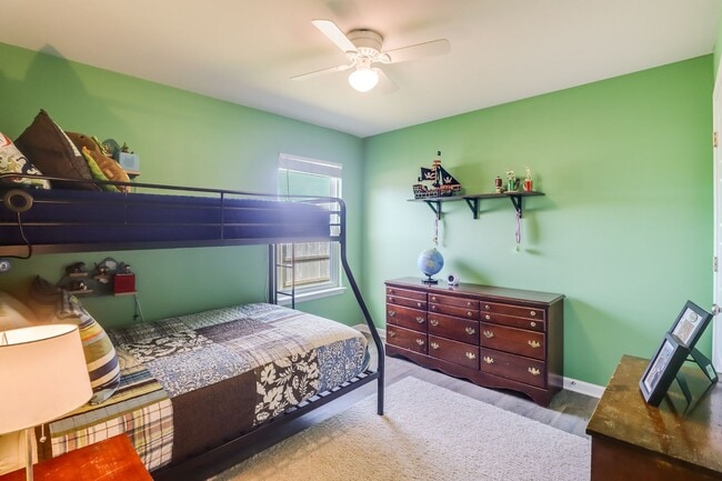 Building Photo - Beautiful 4 bed 2 bath