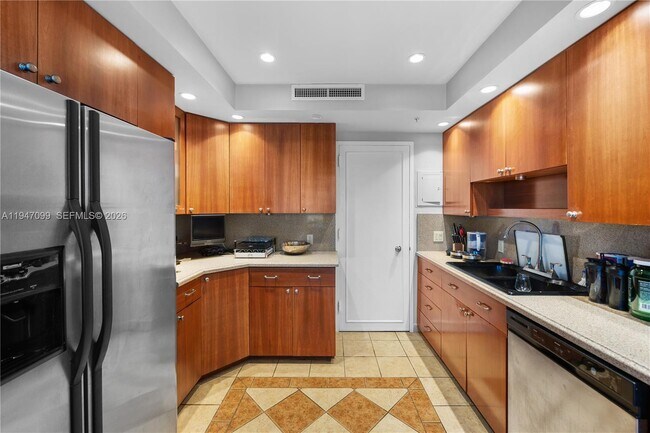 Building Photo - 5055 Collins Ave