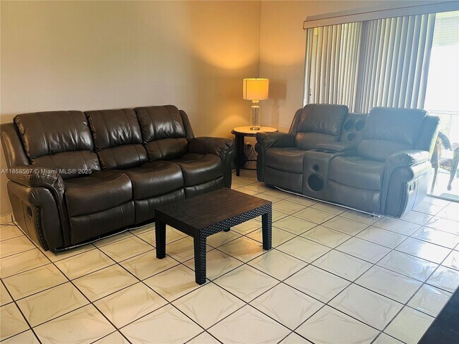 Building Photo - 950 Hillcrest Dr