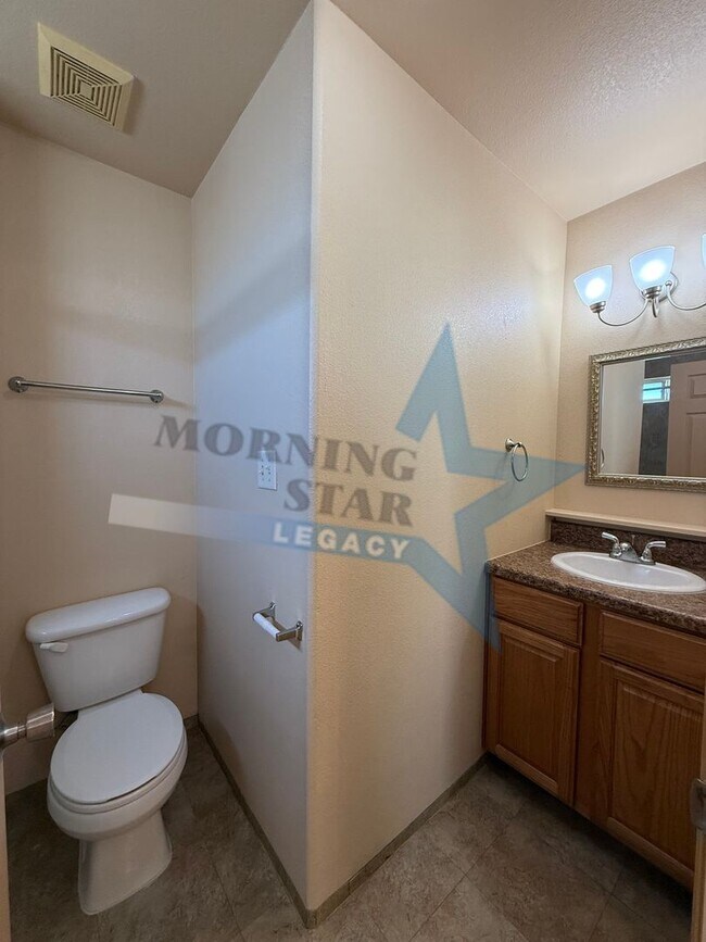 Building Photo - Sweet townhouse in Del Rey!