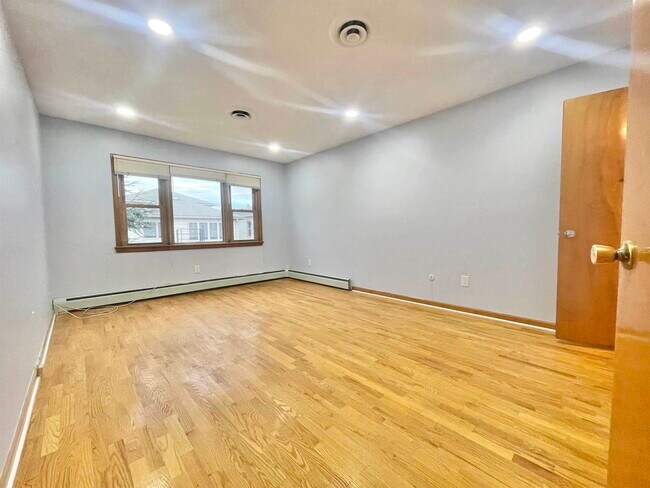 Building Photo - 47 Country Village Ct