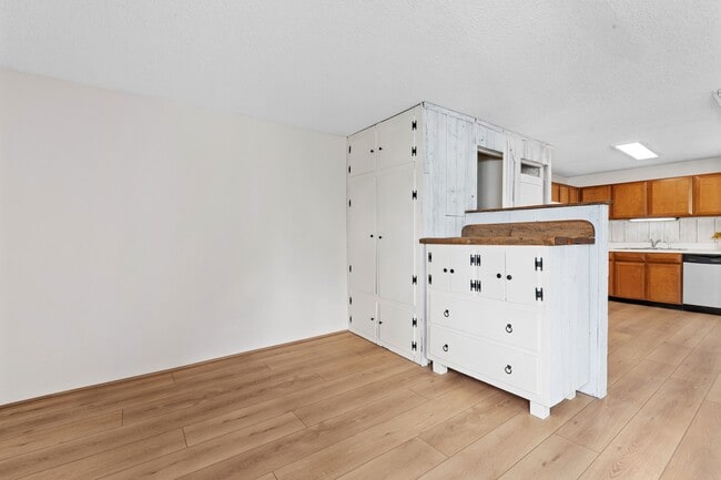 Building Photo - 700 S Monarch St