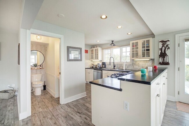 Building Photo - 3 bedroom 2.5 View Property Beach Access  ...
