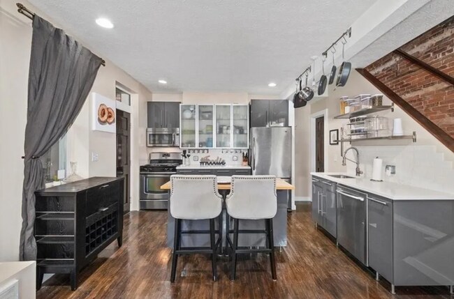 Building Photo - *Beautifully Updated & Spacious 3BD/2.5BA ...