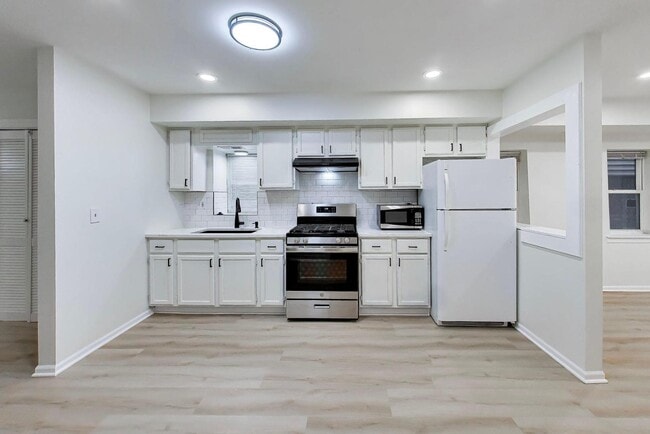 Building Photo - 3115 N Oakley Ave