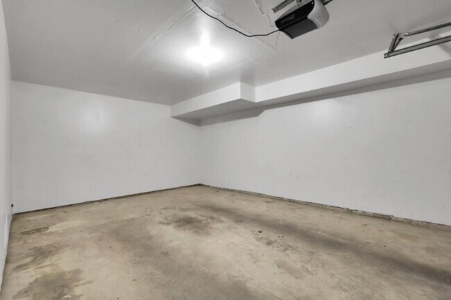 Building Photo - $3,000 - 3 Bed, 2.5 Bath Townhome with Fin...