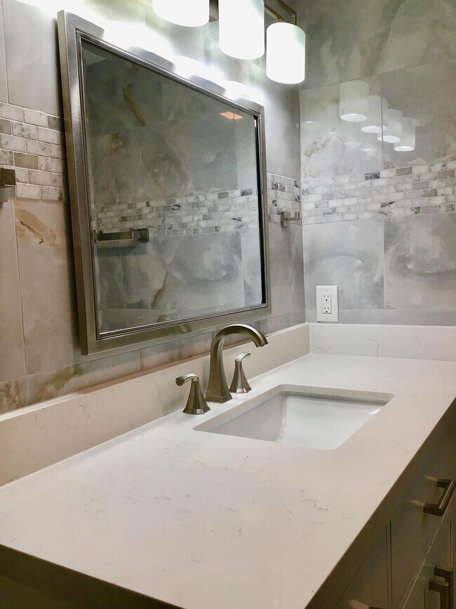 Building Photo - 1004 Newcastle A