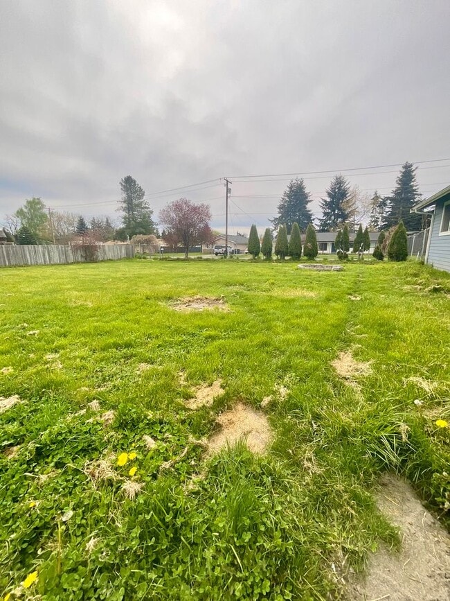 Building Photo - Charming 3 Bedroom Rambler! ~Close to Elementary School~