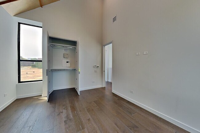 Building Photo - 904 Blackland Ct