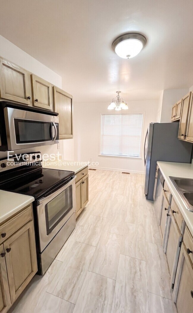 Building Photo - 3 Bed, 3.5 Bath Townhome with Modern Amenities / Available Now!