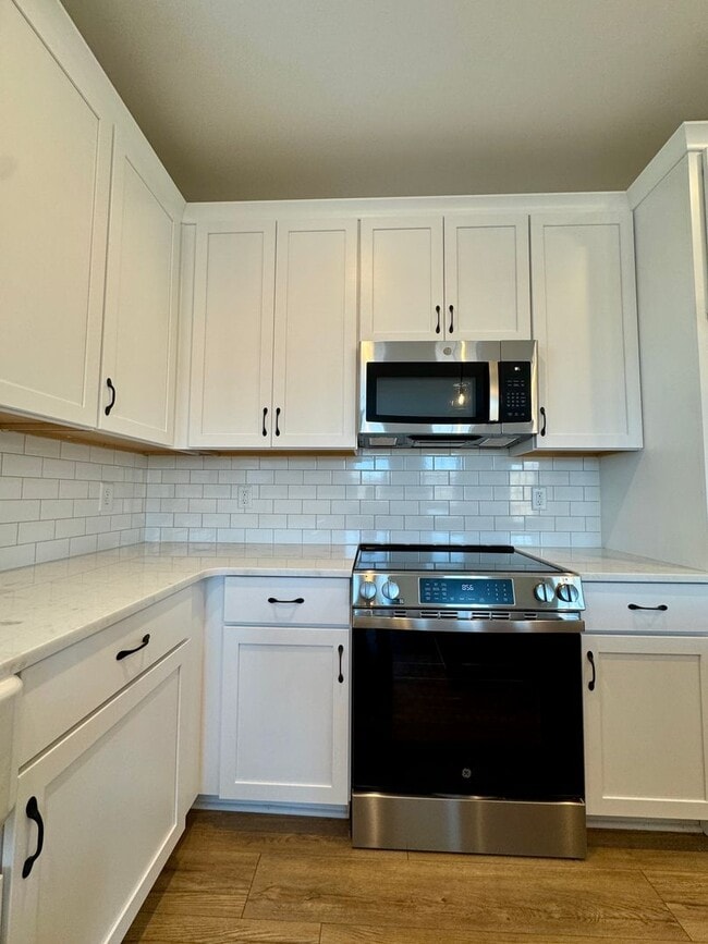 Building Photo - Newly Built End-Unit Townhome in Blacksburg - SHORT-TERM lease