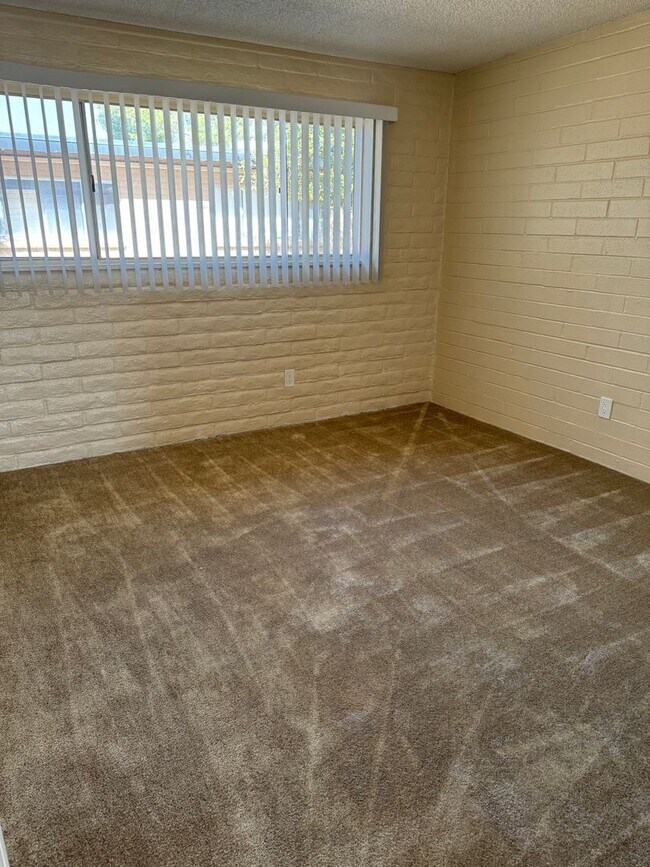 Building Photo - 4561 E Bellevue St