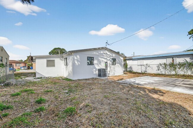 Building Photo - 917 W 2nd St