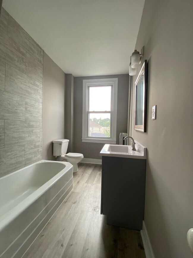 Building Photo - Remodeled one bedroom apartment
