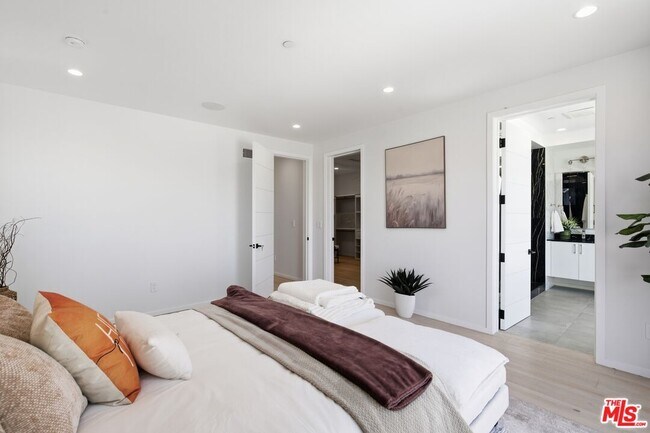 Building Photo - 2311 Cove Ave