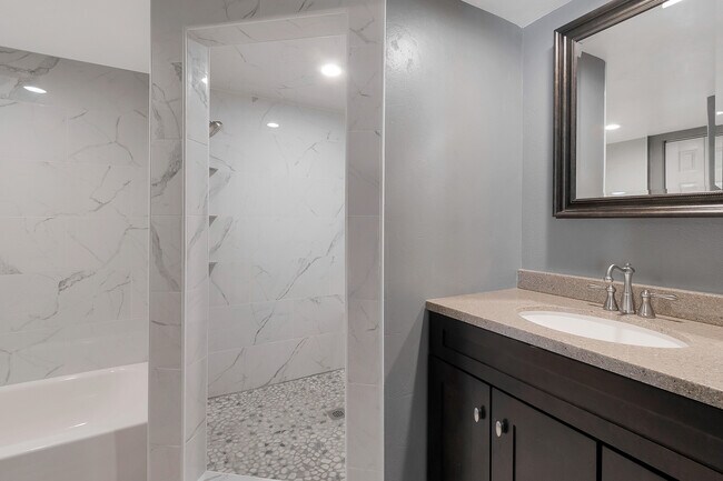 Building Photo - 214 E Mobley St