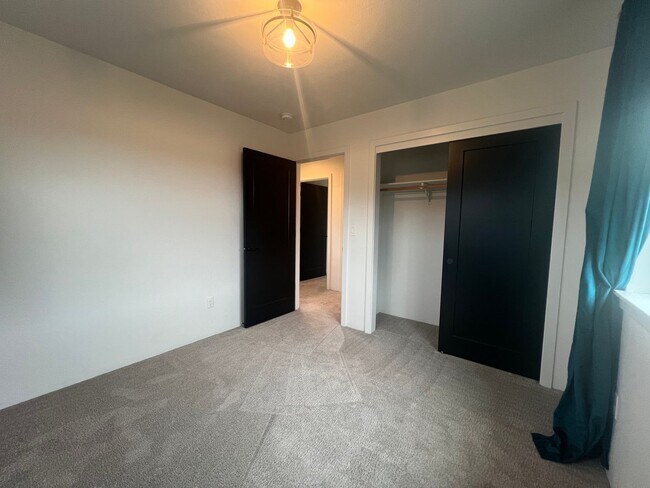 Building Photo - Contemporary 3/2.5 Talent home in Central Location | Available Now