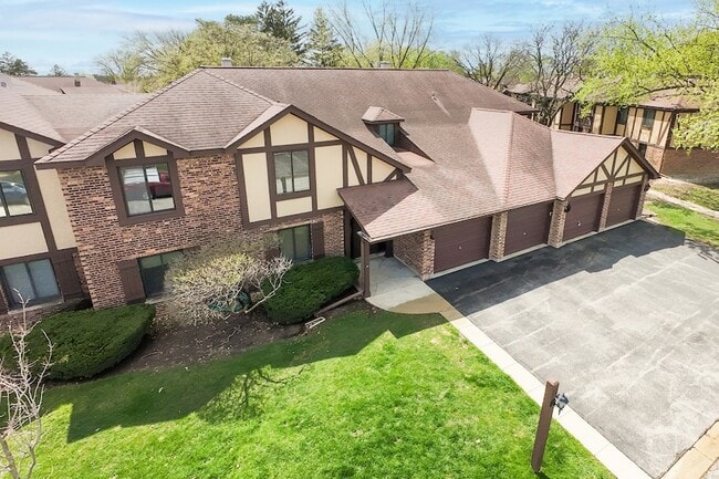 Building Photo - 1700 Lakecliffe Dr