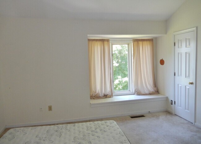 Building Photo - Fabulous Waterfront, 3 level townhouse