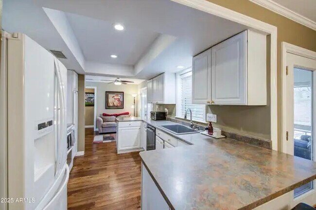 Building Photo - 2704 S Terrace Rd