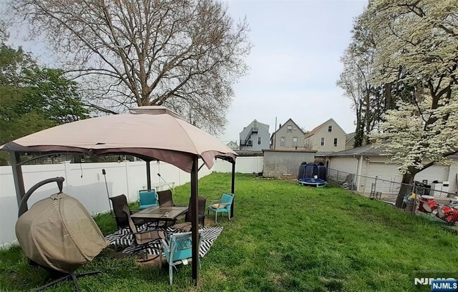 Building Photo - 98 Willard St