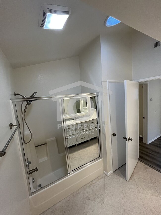 Building Photo - Charming and spacious single-level 2-bedroom, 2-bath condo